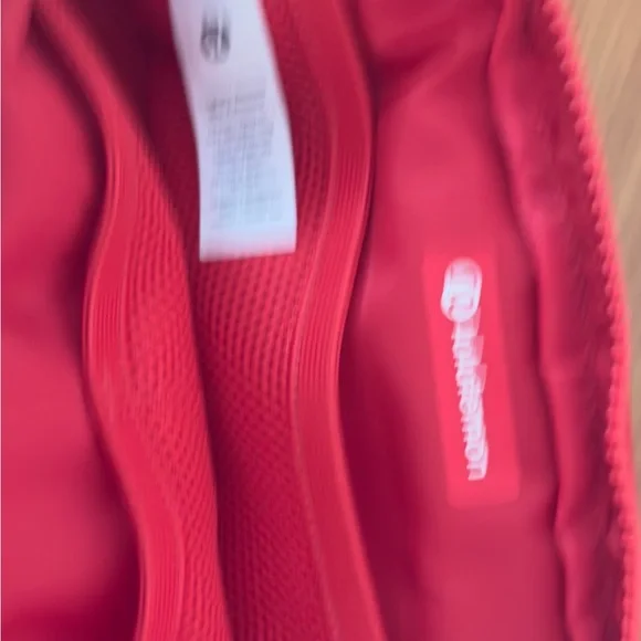 NWT Lululemon Red 1L belt bag - Picture 4 of 4